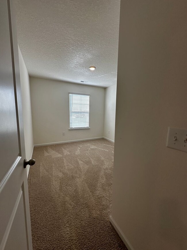 Building Photo - E. Morristown - 3 bed/2.5 bath home with garage