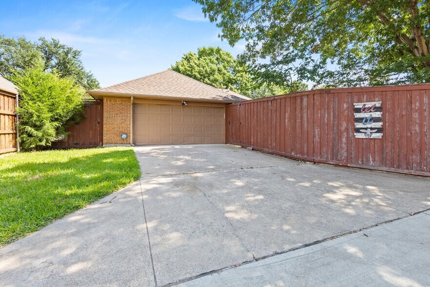 Building Photo - 3948 Camino Dr