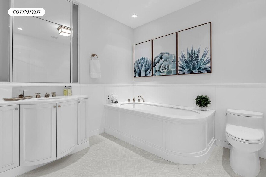 Building Photo - 40 E 72nd St