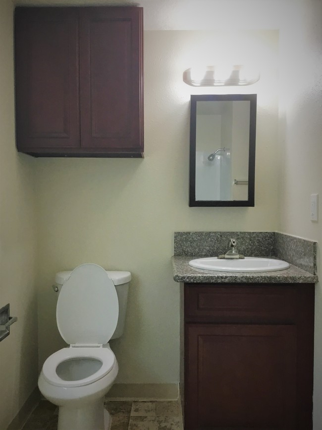 3 BED 1 BATH: BATHROOM - Claybourne Terrace