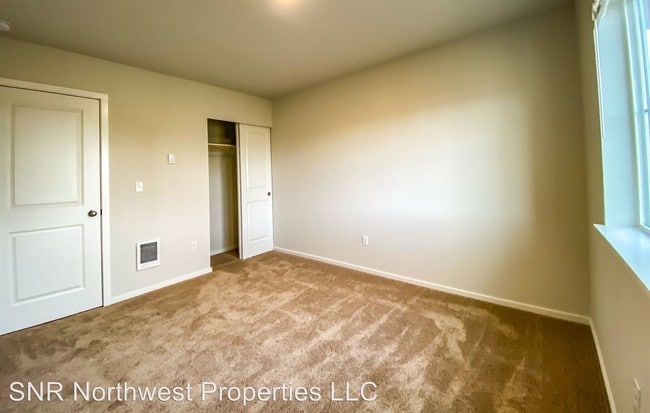 Building Photo - 2 br, 2 bath Apartment - 1402 E 69th st