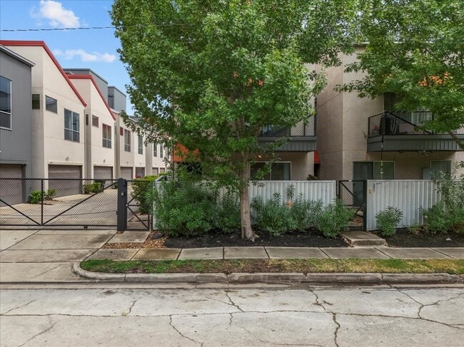 Building Photo - 2453 Wentworth St