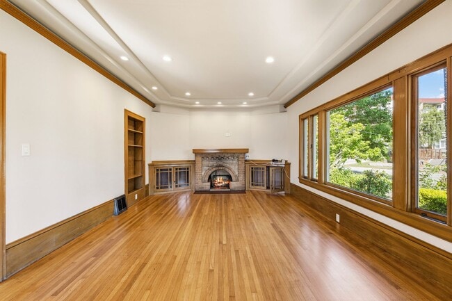 Building Photo - Classic 3bed/2bath Home Near Lake Merritt with Fresh Updates