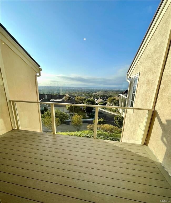 Building Photo - 6 Saros