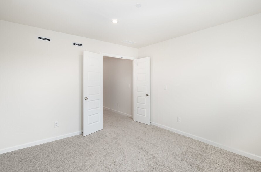 Building Photo - 605 Club View Way