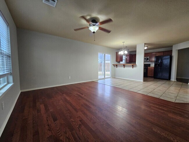 Building Photo - Quaint 3BR/2BA home close to UofA with large fenced yard! Low maintenance vinyl plank flooring!