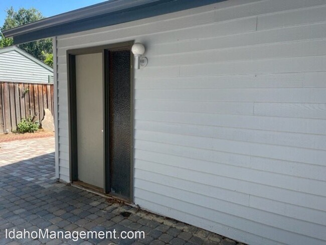 Building Photo - 3 br, 2 bath House - 987 E Strawberry Lane