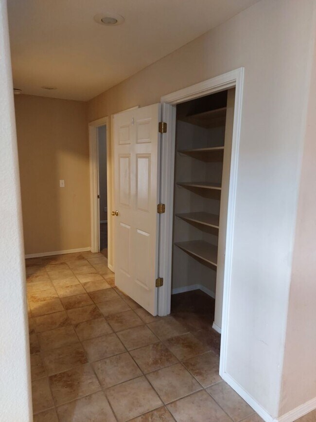 Building Photo - Beautiful 3 Bedroom Home in Legends West
