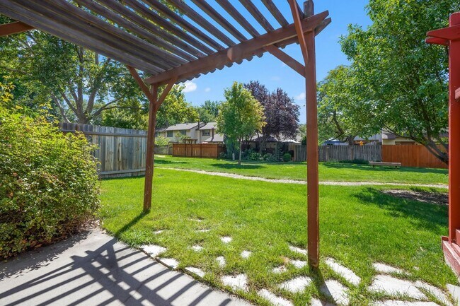 Building Photo - Prime SE Boise 3bd/2ba Townhome with 2-Car Garage