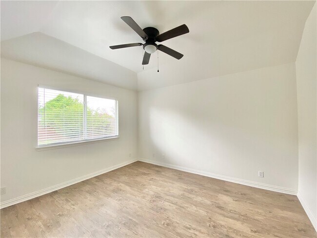Building Photo - 811 Sonny Dr