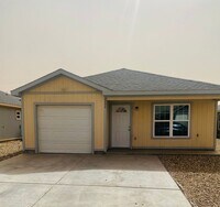 Building Photo - 3 bed 2 bath