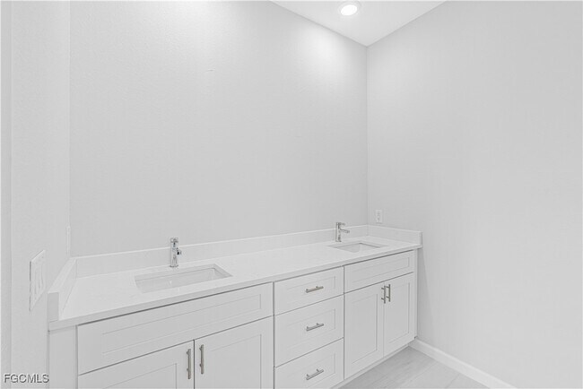 Building Photo - 3340 NE 19th Ave