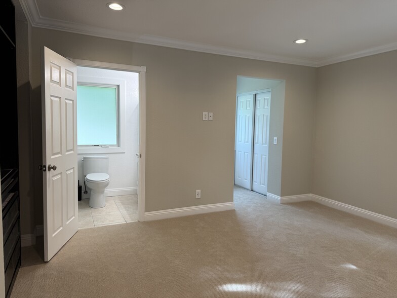 Building Photo - 3149 Rogers Ave