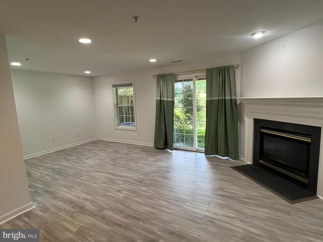 Building Photo - 7300 Rocky Creek Dr