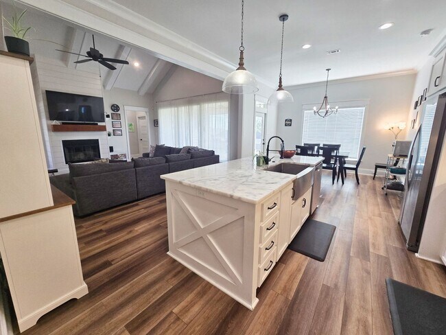 Building Photo - Spacious 4BR/3BA Home with Open Floor Plan, Screened Porch & Fenced Backyard