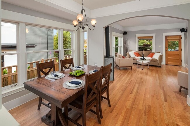 Building Photo - 3bd/2ba Seattle Home