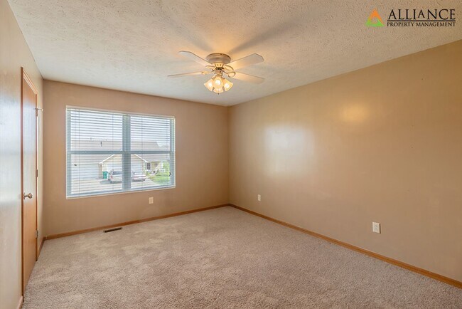 Building Photo - Spacious Duplex ~ Open Kitchen with Breakfast Bar!