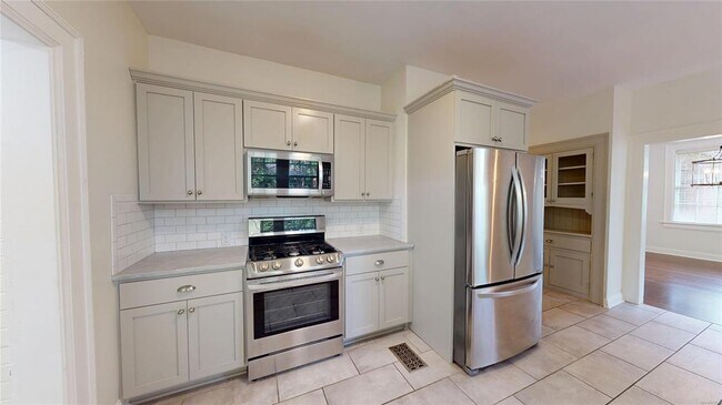 Building Photo - 345 Cloverdale Rd