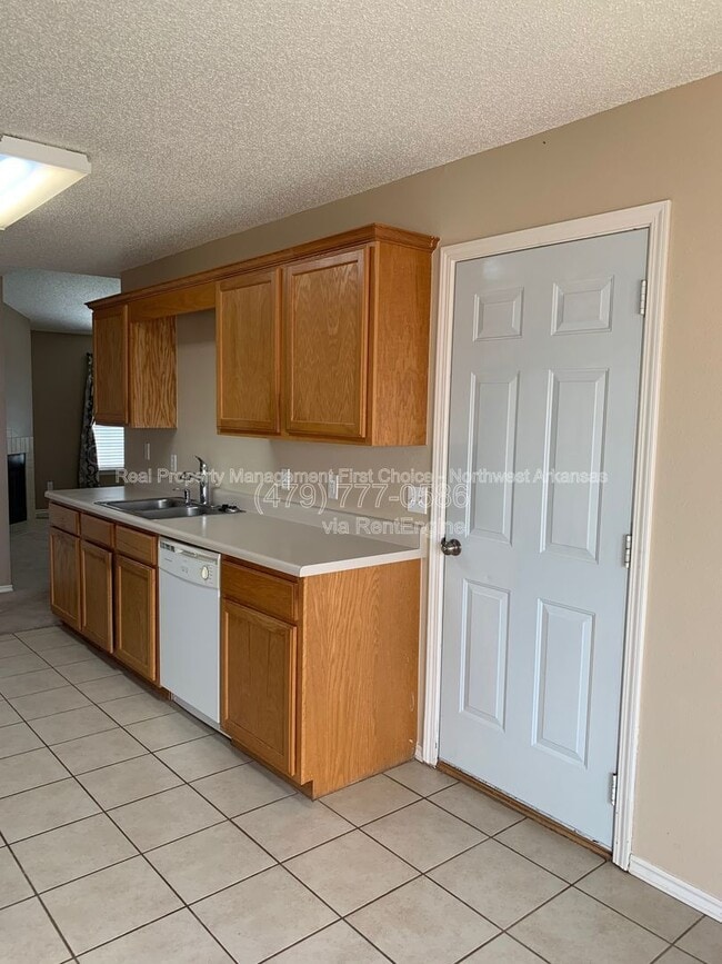 Building Photo - 1612 Cresent St