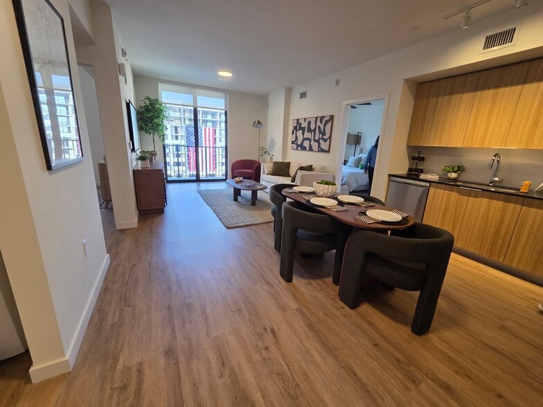 Building Photo - 751 E 28th St