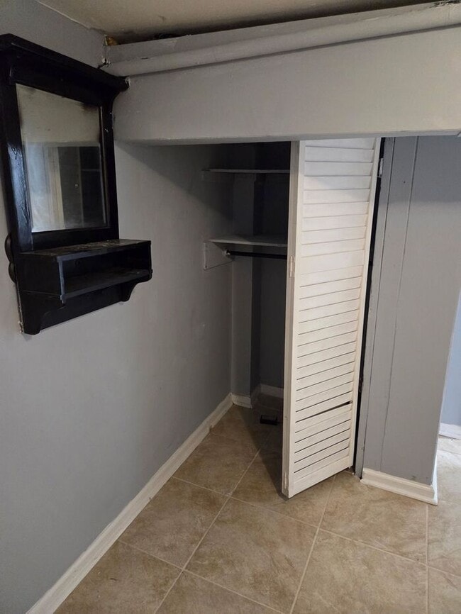 Building Photo - Spacious 3.5 BDR Apartment with Closed Front Balcony & Backyard Access!
