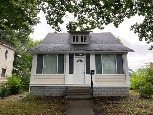 Primary Photo - 484 Hammel St