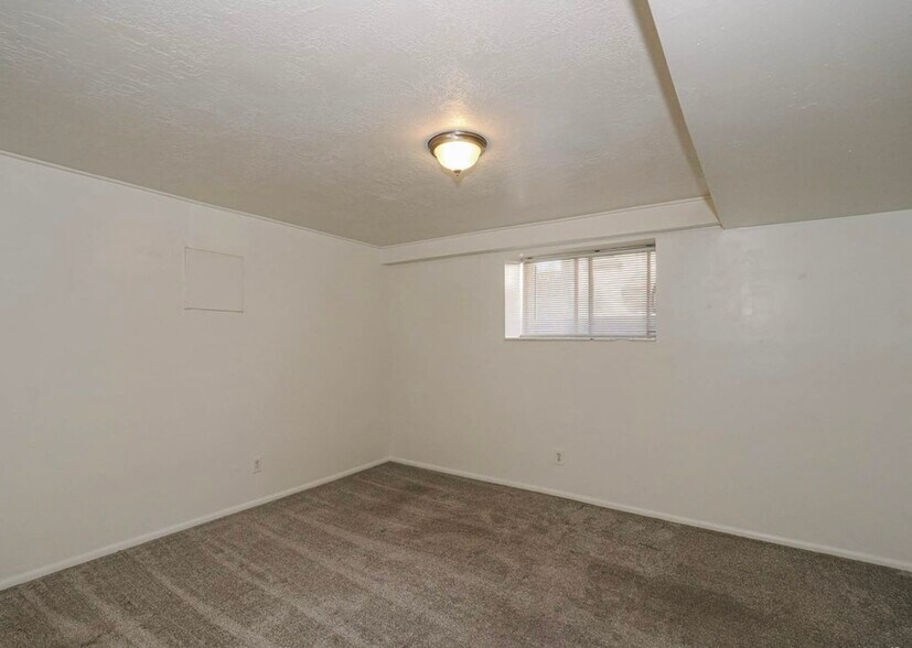 Building Photo - 2513 S Park St