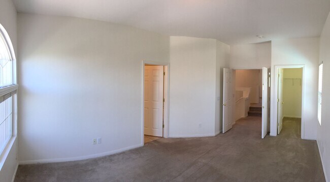 Building Photo - Gorgeous 3Bed/3Bath home located in Royal ...