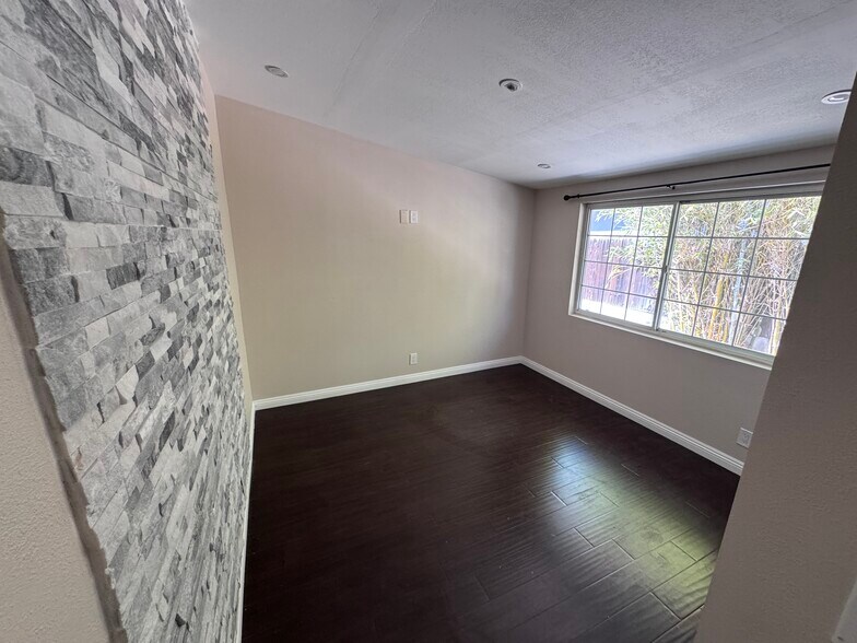 Building Photo - 435 Houston Dr