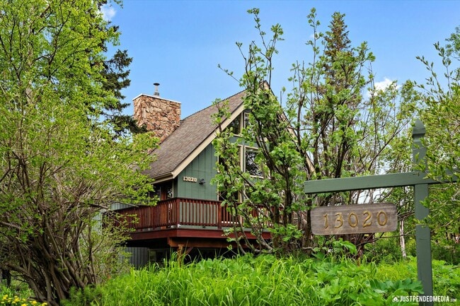 Building Photo - Hillside Retreat