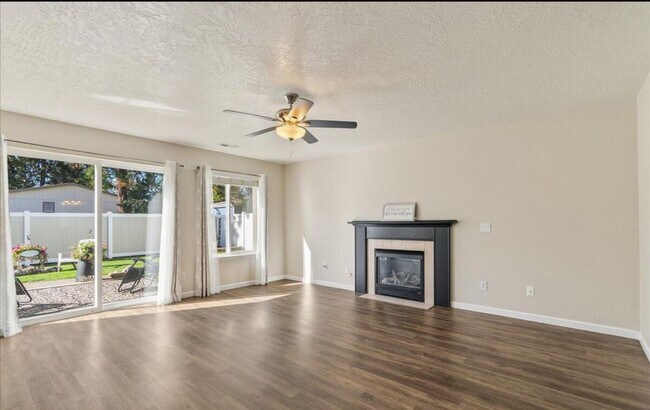 Building Photo - 4995 N Tasman Dr