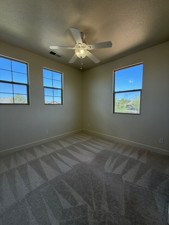 Building Photo - Spacious 4 Bedroom, 2.5 Bath in North Valleys