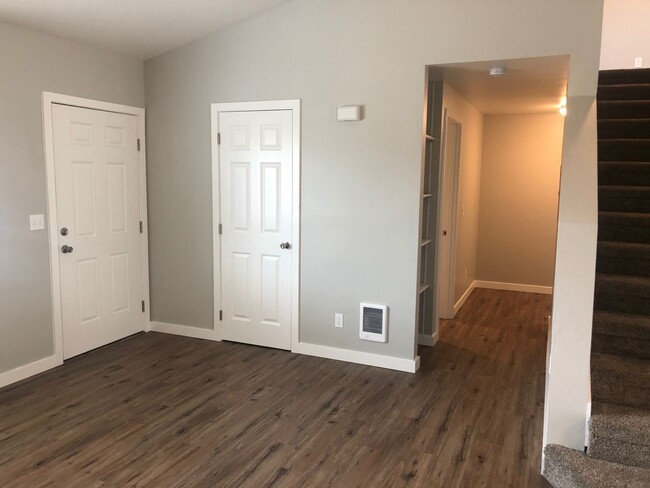 Building Photo - Updated 3 bedroom 1 bath duplex!