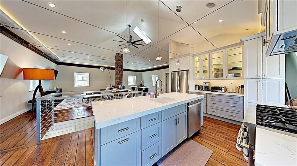 Building Photo - 21 School St