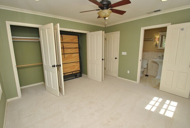 Building Photo - Stunning Colonial Revival in Bixby Knolls