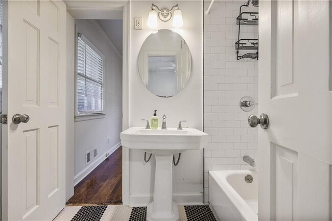 Building Photo - 2509 Sharondale Dr NE