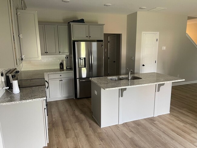 Building Photo - Spacious, Stylish, and Ready for You!