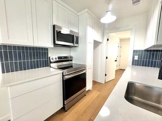 Building Photo - Remodeled Condo 2 Blocks to St. David's Me...