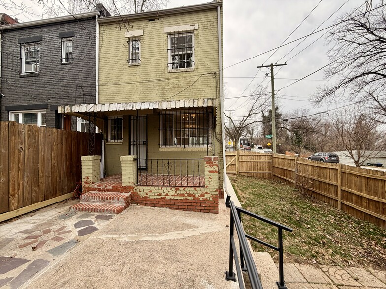 Building Photo - 1300 Dexter Terrace SE