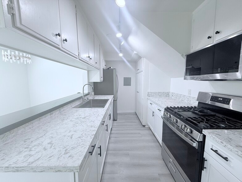 Building Photo - 10634 Holman Ave