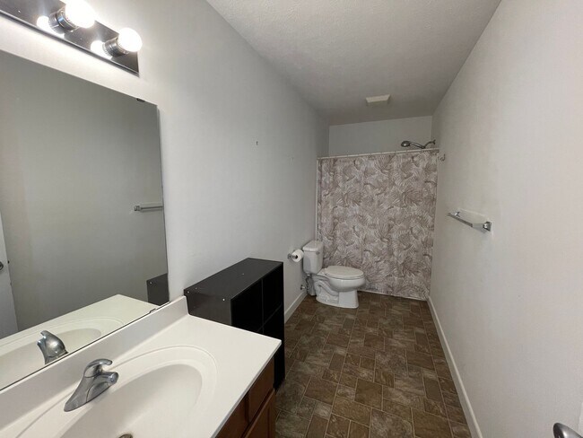 Building Photo - Four Bedroom Home in Kalamazoo