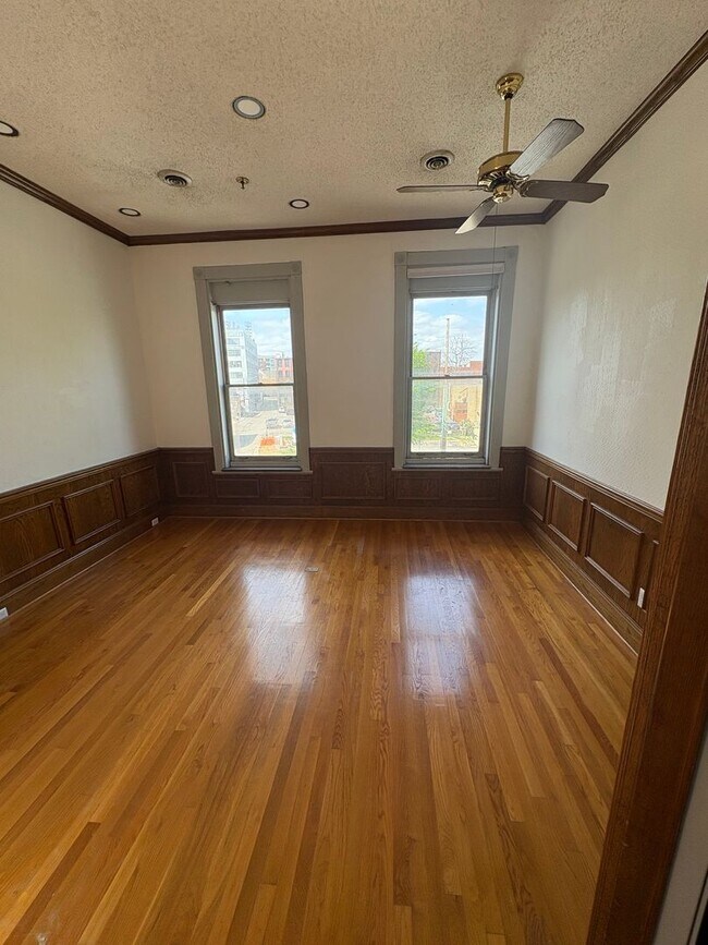 Building Photo - 110 W Summit Hill Dr SW