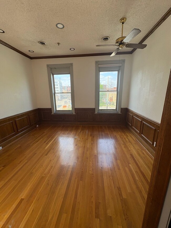 Building Photo - 201 Summit Loft