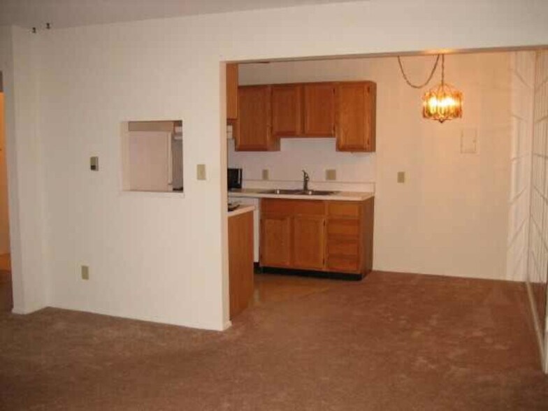 Building Photo - 125 Twin Oaks Dr
