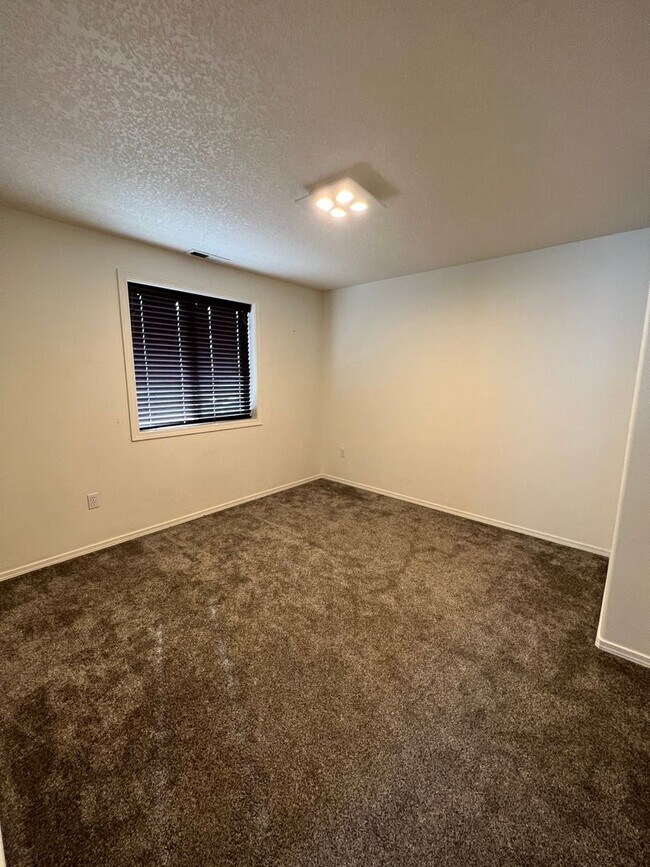 Building Photo - Beautifully Updated Home in Sage Point School District!