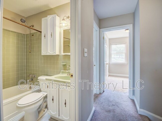 Building Photo - 1417 Downing St NE
