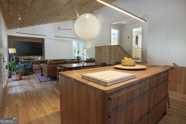 Building Photo - 8885 Bay Dr