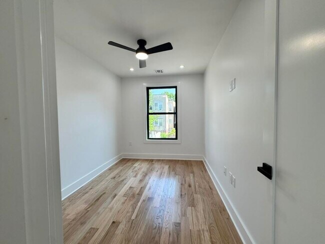 Building Photo - 170 Griffith St