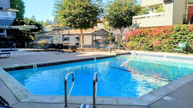 Building Photo - Refurbished Condo on 1st Floor With Laundry, Patio, Garage; Next to Pool!