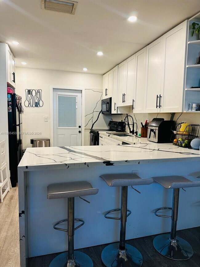 Building Photo - 1002 NE 119th St